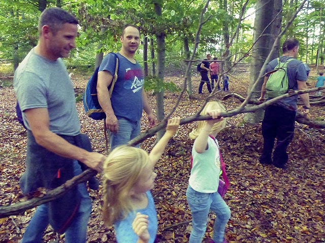 Kinder erobern den Wald