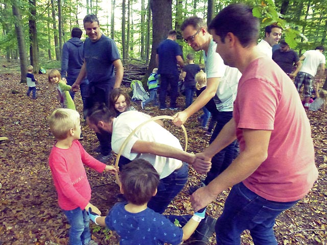 Kinder erobern den Wald